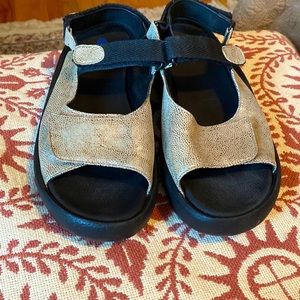 Wolky women’s sandal. Eu sz 41/ US sz 9.5. Leather metallic gold.